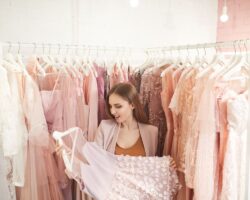 Na jakie elementy warto zwracać uwagę, wybierając sukienki?